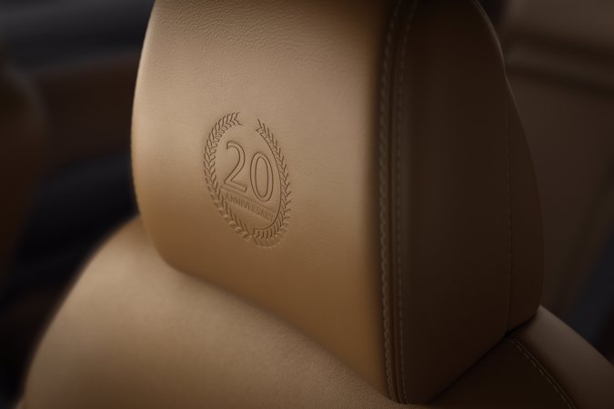 Mazda 6 w nowej odsłonie na 2023 r. - brązowa, skórzana tapicerka w samochodzie na zagłówku.